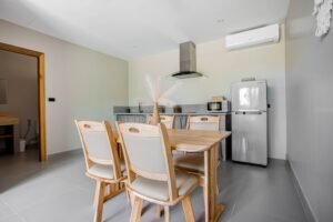 Cuisine equipée du Cottage Blue Cyan de la résidence Blue Cyan Cottage sur l’île de Koh Samui en Thaïlande du Sud.