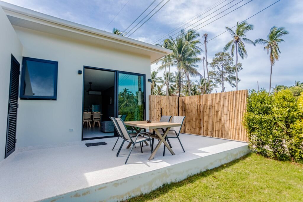 COTTAGE BLUE CYAN
Profitez de ce charmant cottage disposant de son jardin Privé, idéal pour votre bien-être.
Cuisine équipée, lit queen size et salle de bain avec une grande douche à l'italienne.
Vous bénéficierez d'un emplacement idéal pour découvrir les atouts de Koh Samui.
Un service de conciergerie vous est également proposé.