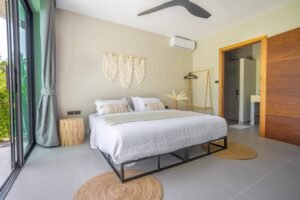 Une des chambre de la villa MAIA chez Blue Cyan Cottage (location vacances), située a Maenam sur l’île de Koh Samui en Thaïlande du sud.