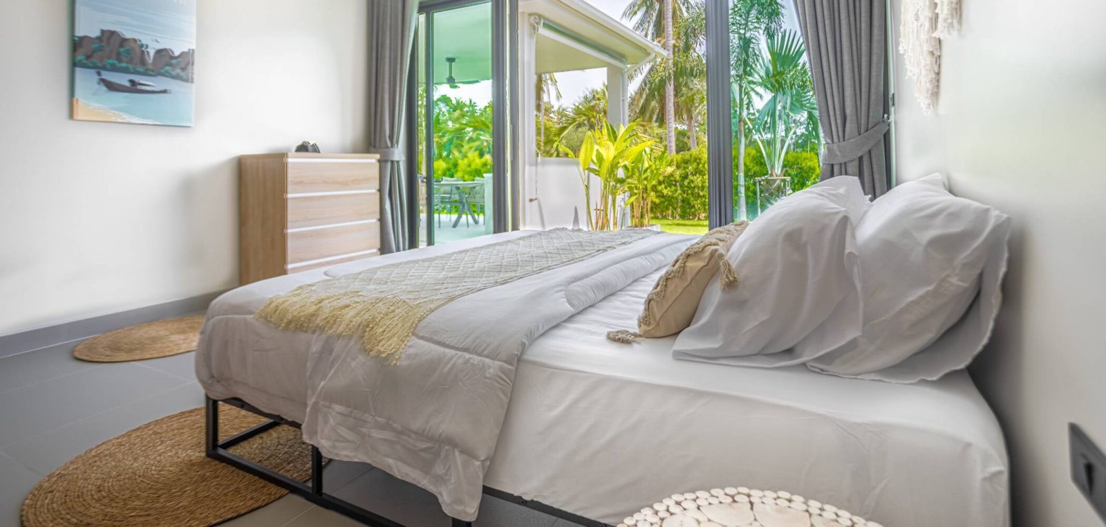 Une des chambre de la villa MAIA chez Blue Cyan Cottage (location vacances), située a Maenam sur l’île de Koh Samui en Thaïlande du sud. Une des chambre de la villa MAIA chez Blue Cyan Cottage (location vacances), située a Maenam sur l’île de Koh Samui en Thaïlande du sud.