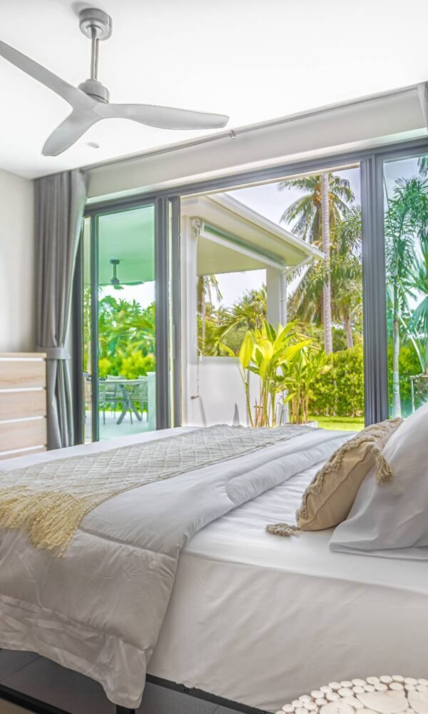 Une des chambre de la villa MAIA chez Blue Cyan Cottage (location vacances), située a Maenam sur l’île de Koh Samui en Thaïlande du sud. Une des chambre de la villa MAIA chez Blue Cyan Cottage (location vacances), située a Maenam sur l’île de Koh Samui en Thaïlande du sud.