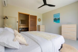 Une des 3 chambre de la villa MAIA chez Blue Cyan Cottage (location vacances), située a Maenam sur l’île de Koh Samui en Thaïlande du sud.