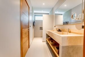 Une des 3 salles de bain de la villa MAIA chez Blue Cyan Cottage (location vacances), située a Maenam sur l’île de Koh Samui en Thaïlande du sud.