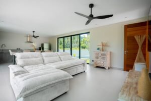 Salon confortable de la villa MAIA chez Blue Cyan Cottage (location vacances), située a Maenam sur l’île de Koh Samui en Thaïlande du sud.