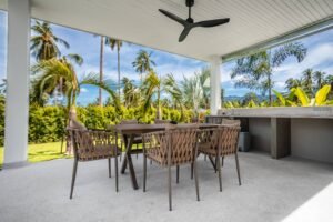 Salon extérieur en terrasse abritée de la Villa MAIA chez Blue Cyan Cottage (location vacances), située a Maenam sur l’île de Koh Samui en Thaïlande du sud.