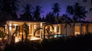 Vue nocturne de la villa MAIA chez Blue Cyan Cottage (location vacances), située a Maenam sur l’île de Koh Samui en Thaïlande du sud.